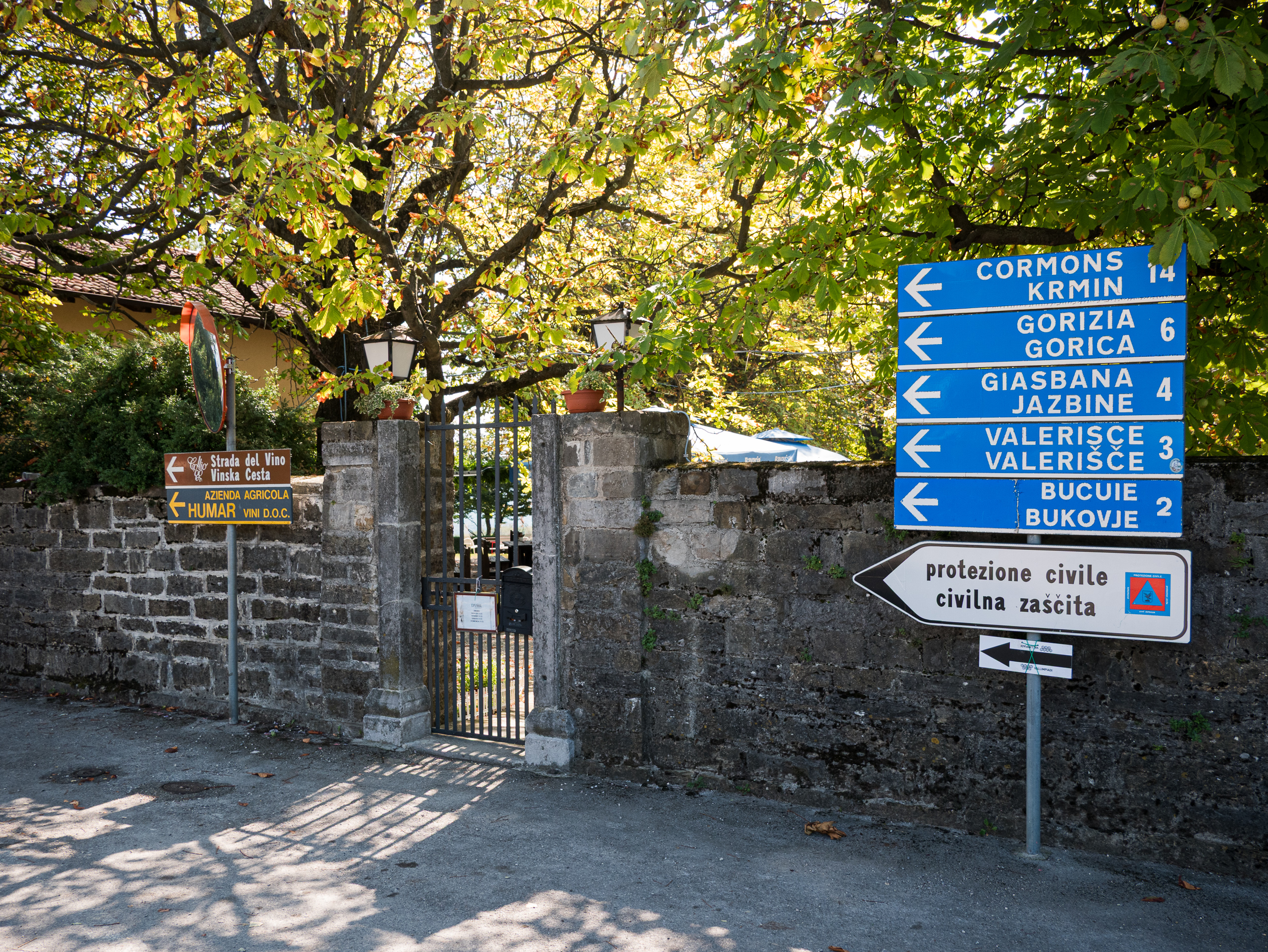 Zweisprachige Wegweiser im Collio – Cormons/Krmin, Gorizia/Gorica